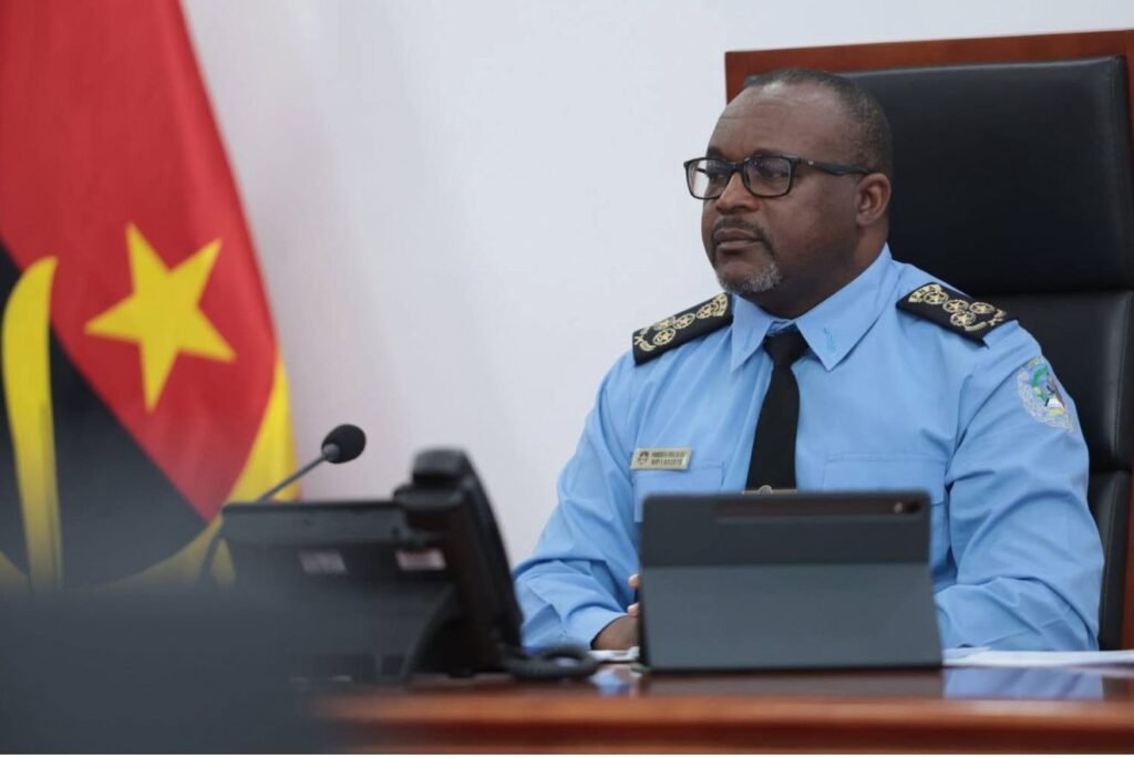 Franciso ribas comandante geral da polícia de angola